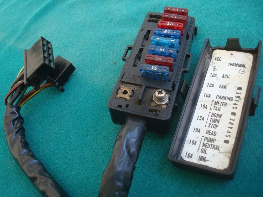 Goldwing GL1200 84 to 87 Fuse box block, with good cap.