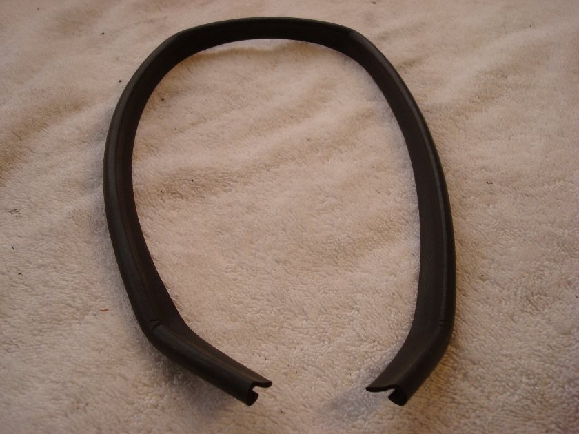 Goldwing GL1200 84 85 86 87 fairing lid seal RH