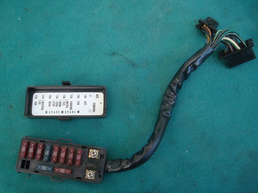 Goldwing GL1200 84 to 87 Fuse block stock , in good condition.
