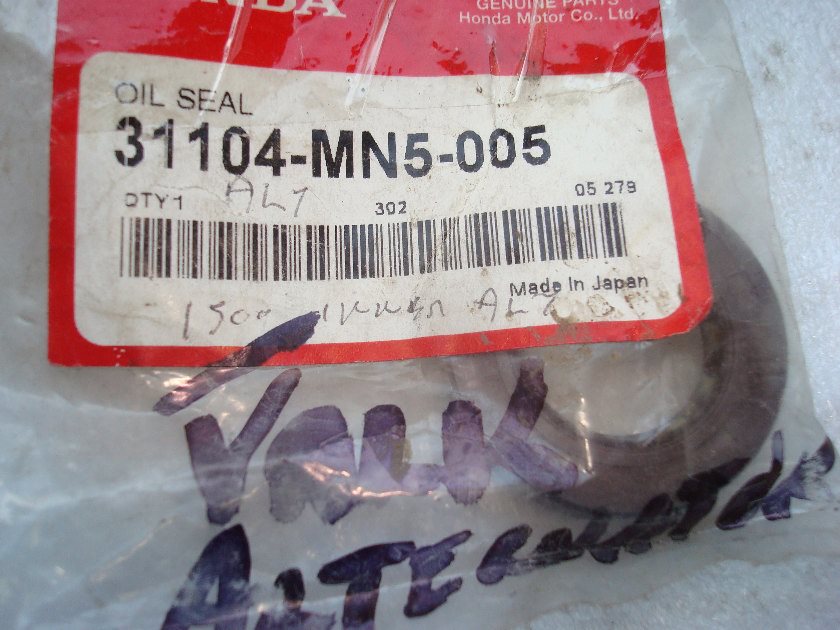 Goldwing GL1500 97 98 99 00 01 02 03 Valkyrie Alternator seal 31104-MN5-005