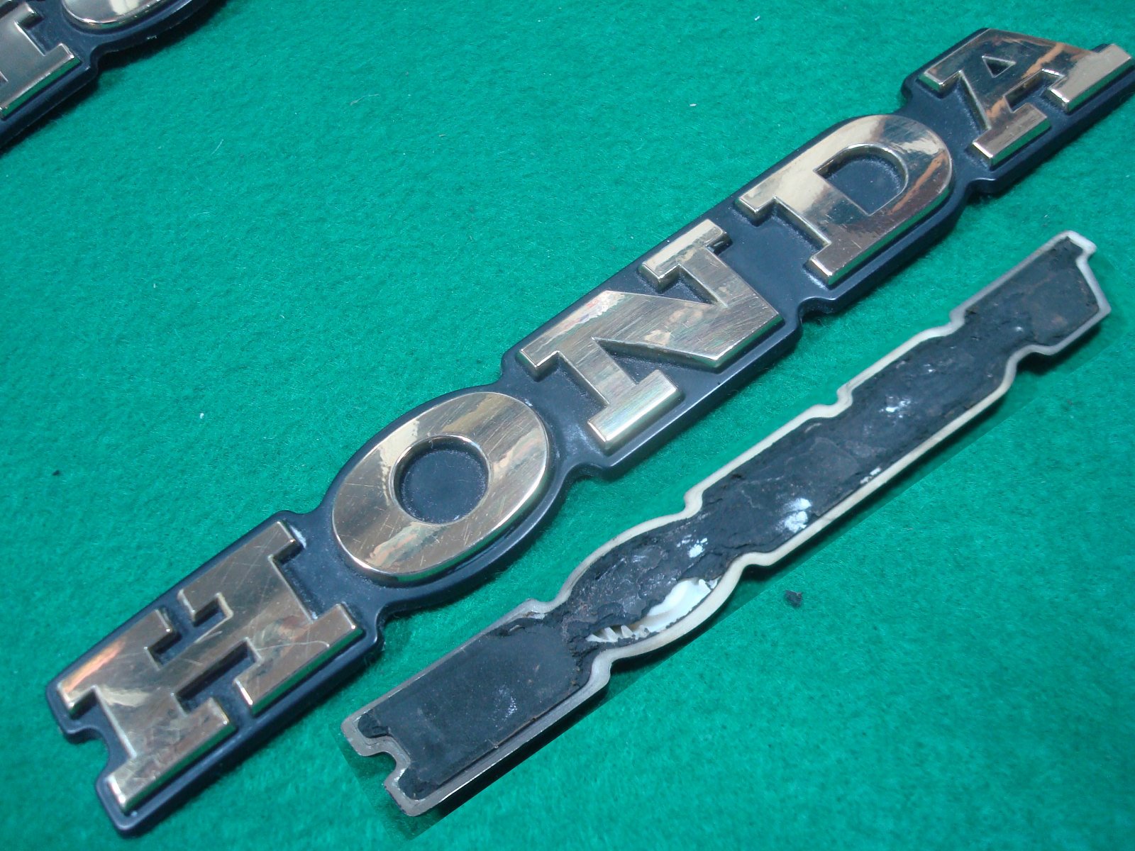 Goldwing GL1500 80 to 87 Emblem, Fairing or Other: HONDA 87108-MB9-770