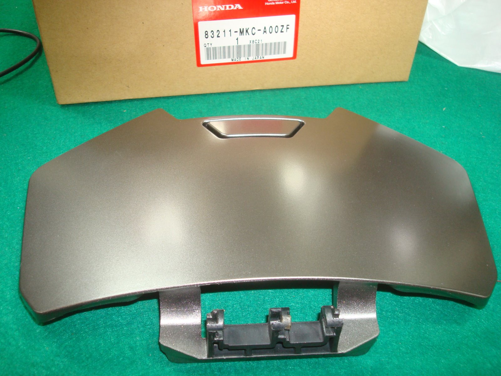 Goldwing GL1800 18 to 19 LID ASSY., CENTER POCKET Silver 83211-MKC-A00ZF