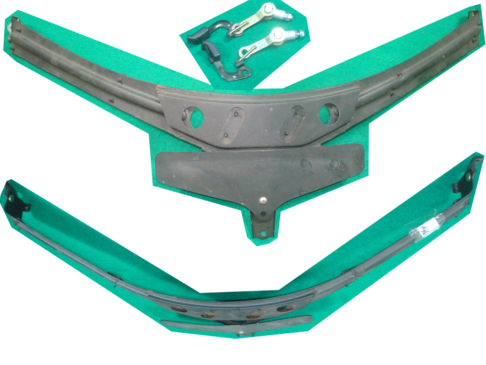 Goldwing GL1800 01 to 17 HOLDER, WINDSCREEN , PLUS 64122-MCA-000