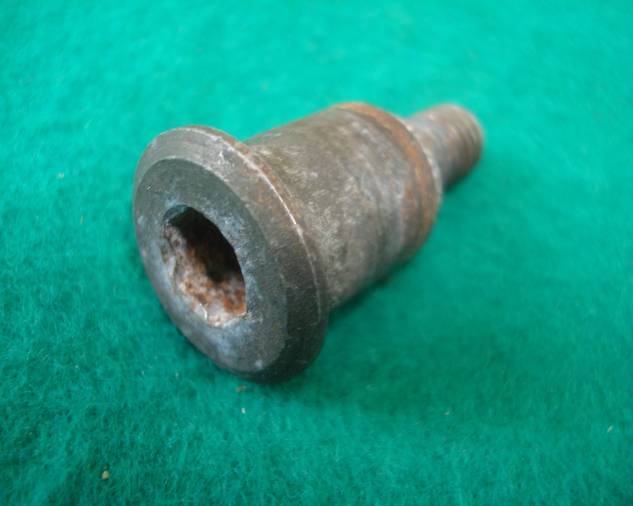 Goldwing GL1100, 1200 83 to 87 Seat adjuster main bolt
