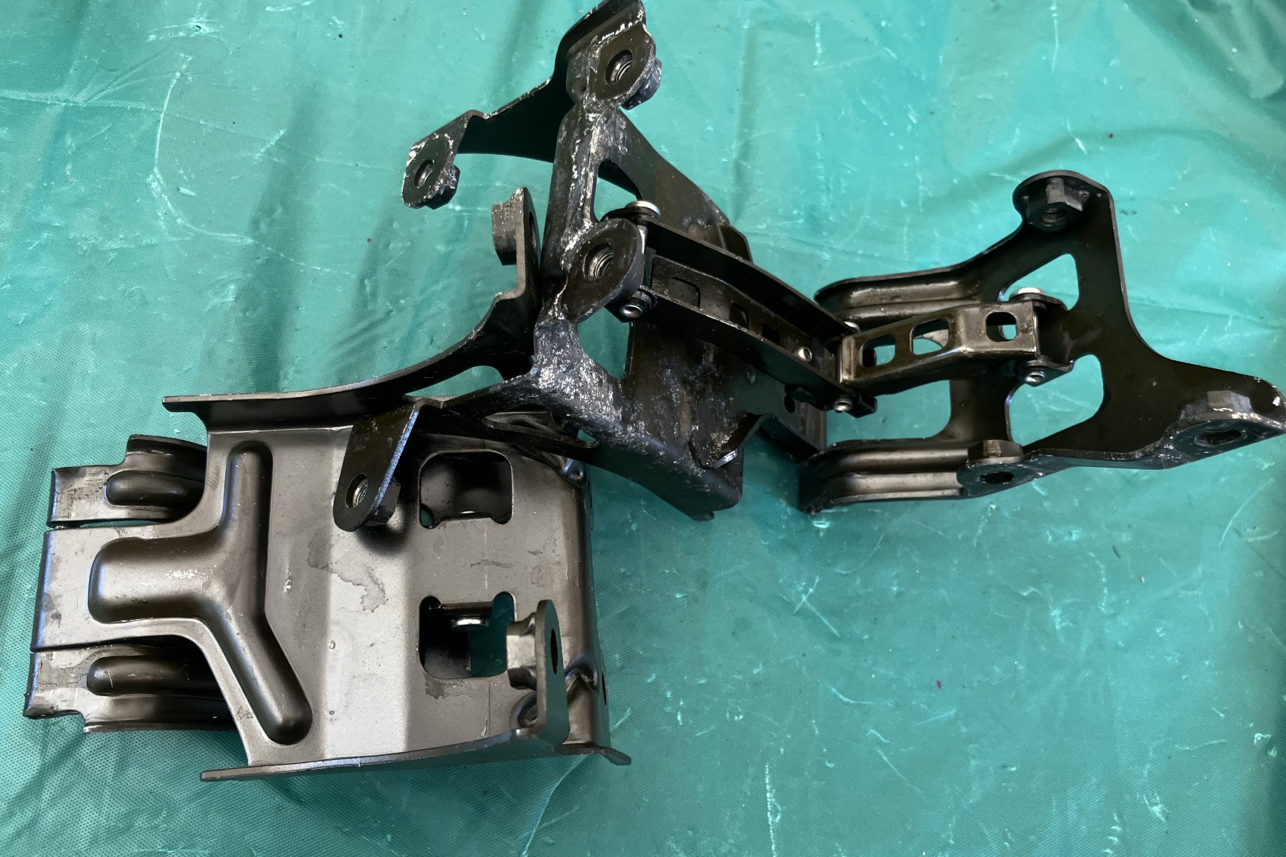 Goldwing GL1800 01 to 17 Trunk hinge SET 81135-MCA-000  81135-MCA-A60