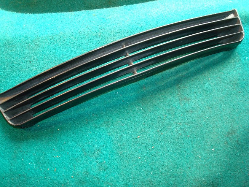 Goldwing GL1200 86 front fairing center vent