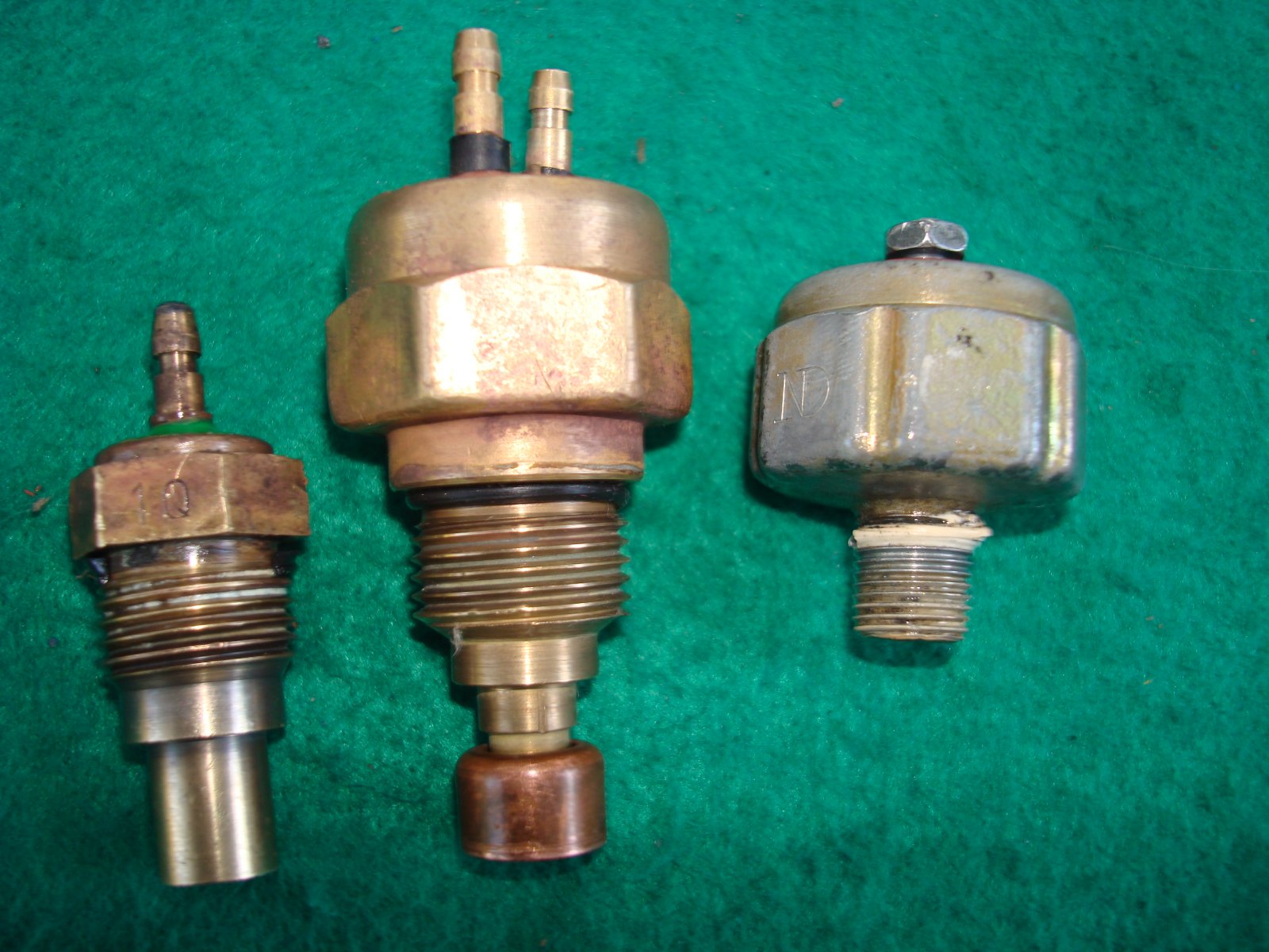 Goldwing GL1000 75 to 79 SWITCH ASSY., THERMOSTAT  37760-MB9-000