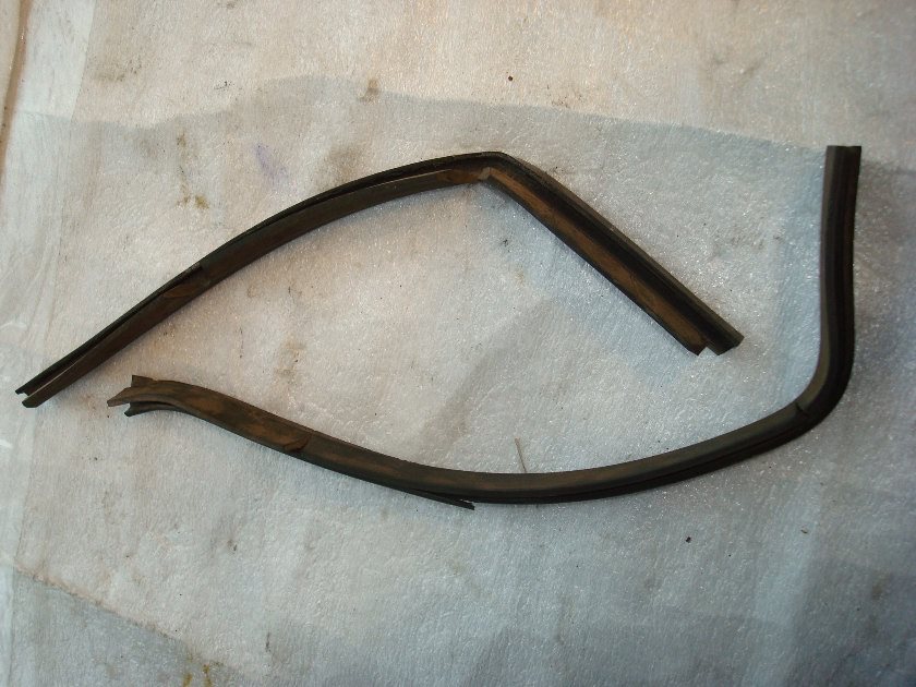 Goldwing GL1200 84 85 86 87 saddle bag to center rear fender seals