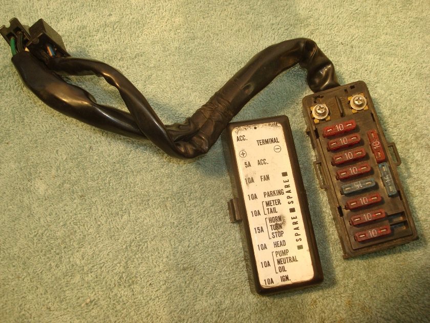Goldwing GL1200 84 to 87 Fuse box accessory block, fuses, GOOD cap.