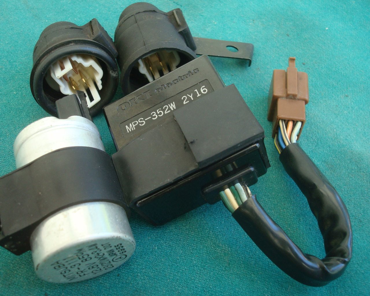 Goldwing GL1100 1983  Signal light cancel MPS-352-2Y16 and other relays