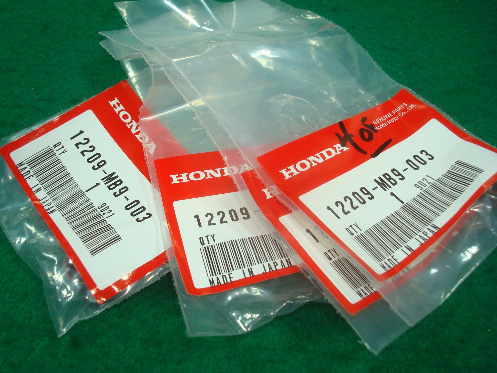 Goldwing GL10 11 GL1200 75 to 98 Seal, Valve stem (4 of) 12209-MB9-003