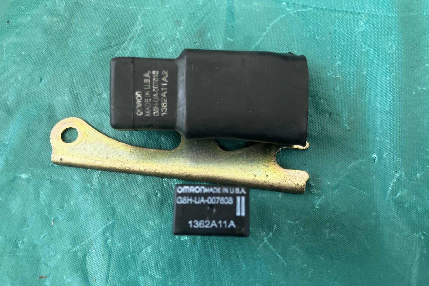 Goldwing GL1800 01 to 17 Signal light relay, stay and boot.